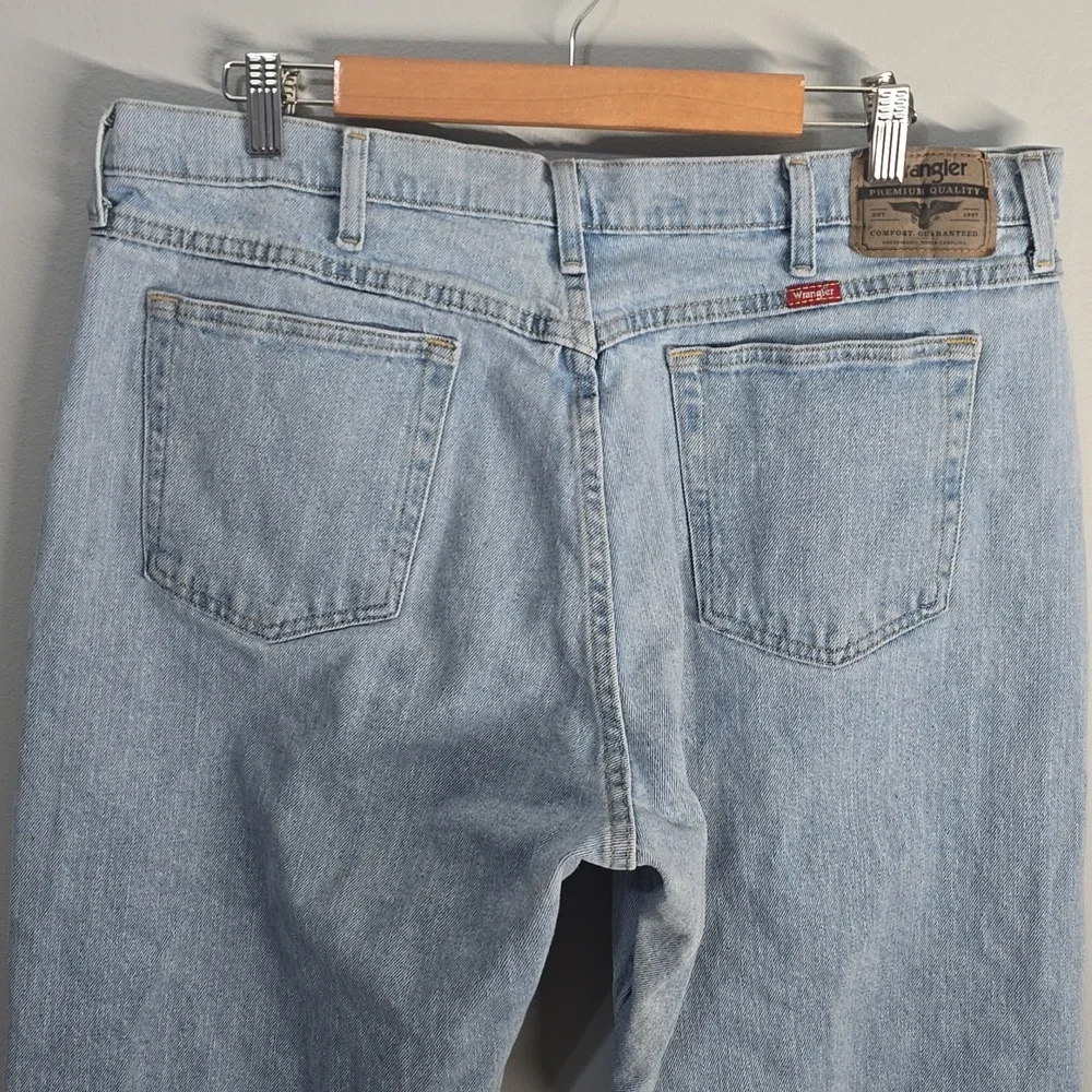 wrangler jeans mens size 38 light blue Basic Denim Jean